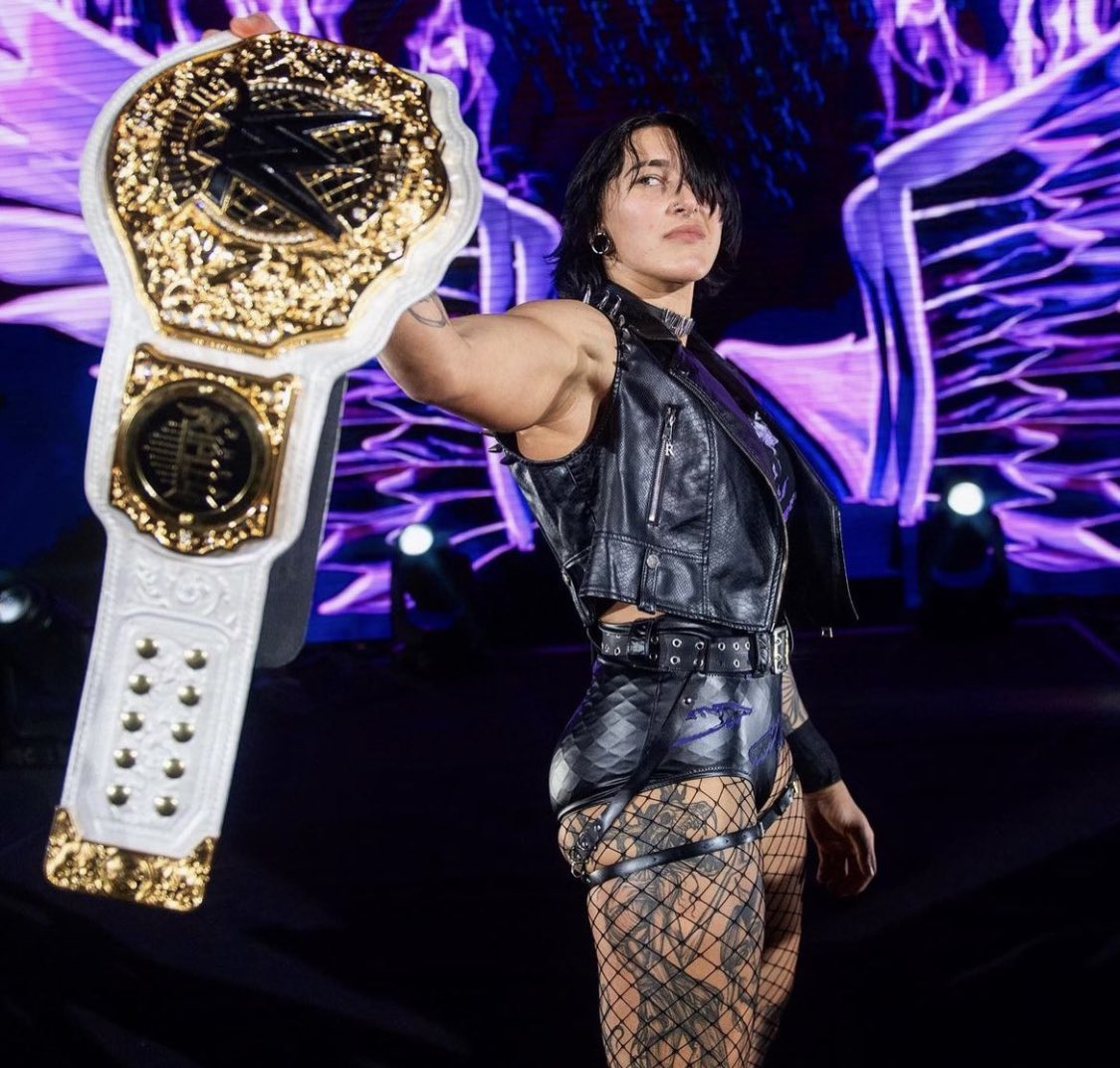LuigiWrestling on X: "Rhea Ripley ha llegado hoy a los 100 días como Women's World Champion. Con tres defensas, dos ante Natalya y una ante Zelina Vega. Es tan insultantemente superior que