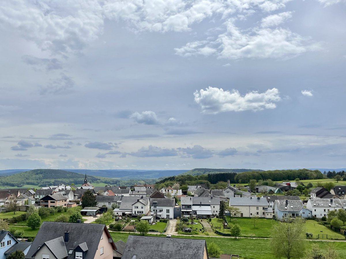 wittlichland's tweet photo. Mit dieser Aufnahme von Bergweiler aus der Vogelperspektive wünschen wir Euch einen guten Start in die neue Woche! 🦅
#meinwittlichland #bergweiler #nature #landscape #landscapephotography #dorf #gemeinde #rlperleben #exploreeifel #visitrlp https://t.co/paTyJq9Xwc