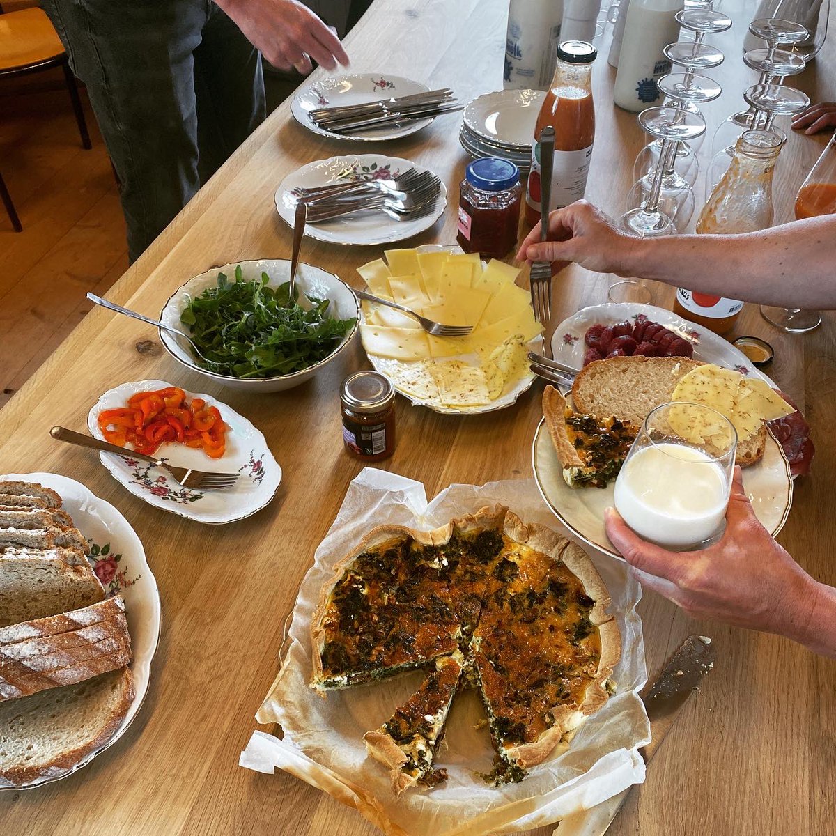 Rdamdeboerop's tweet photo. Wat hadden wij een mooie terugkomdag van de cursus MarCom die we samen met @voedselfamilies organiseerden voor natuurinclusieve boeren! Naast marketinglessen ook veel persoonlijke inzichten &amp; groei. Zo waardevol! https://t.co/Gs9mrq99CU