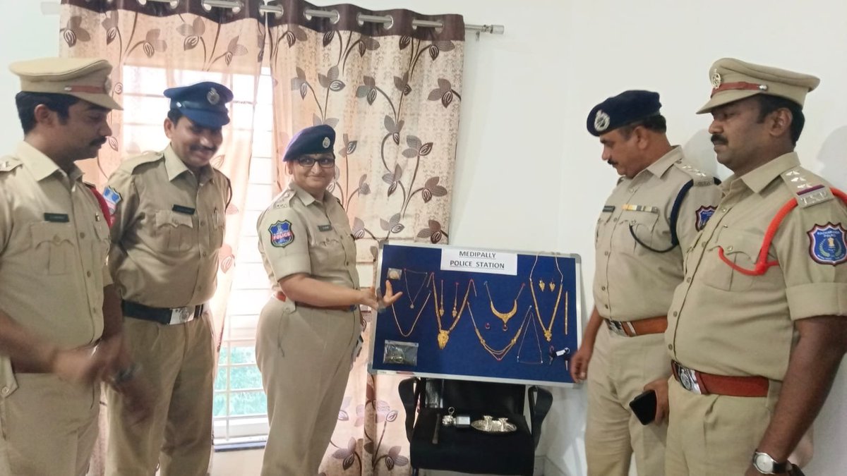 MalkajgiriCop's tweet photo. The sleuths of @MedipallyPS Police apprehended 2 #HBNightOffenders & #recovered 25 tulas #GoldOrnaments, #SilverArticles, 01 Auto & 01 Motorcycle from their possession all worth Rs 15,50,000.
@TelanganaCOPs @jtcprck @DcpMalkajgiri @AcpMalkajgiri @eenadulivenews @DeccanChronicle https://t.co/71NaLxG7Nt