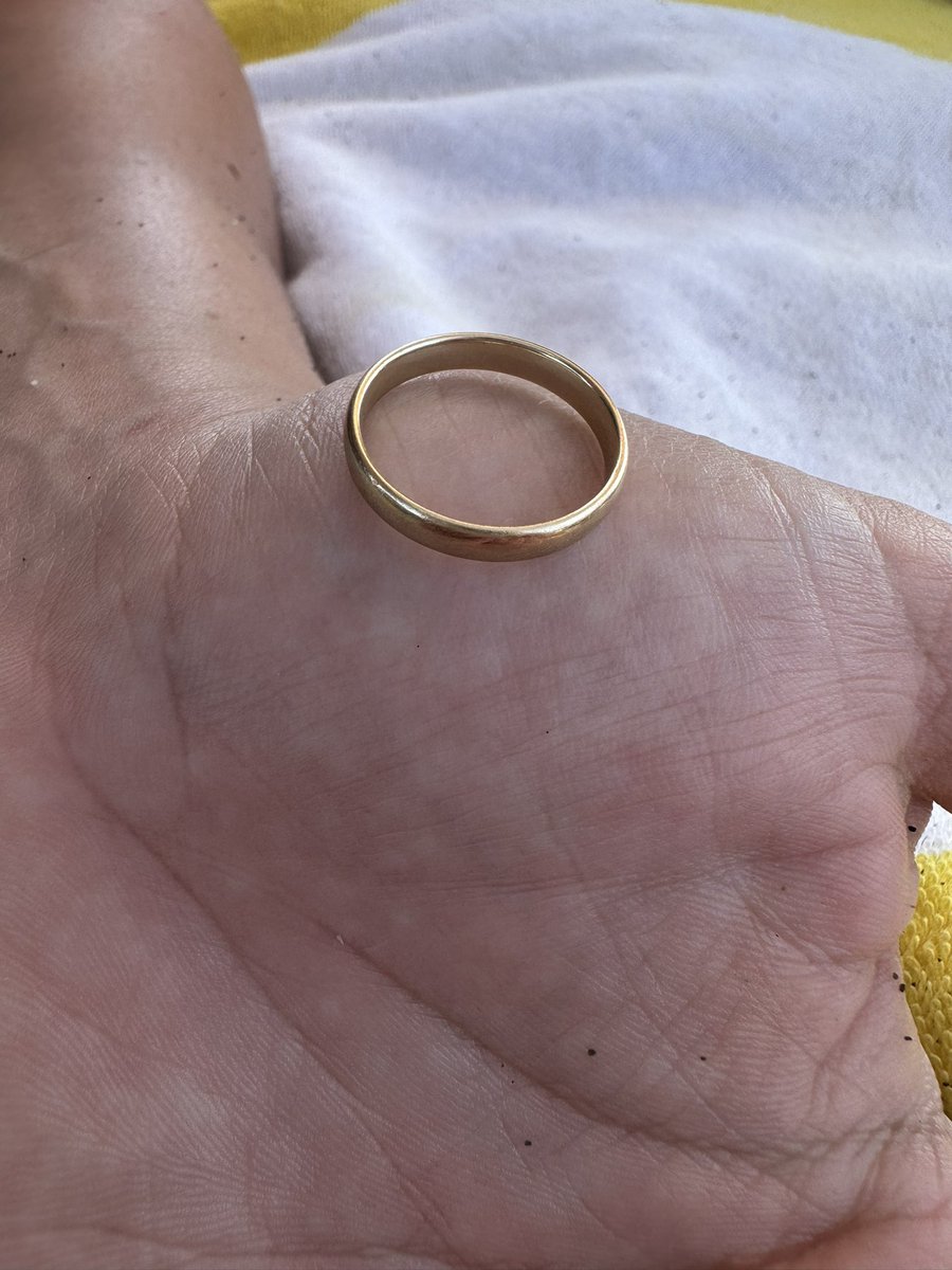 mamara_tamara's tweet photo. Pronađena burma od žutog zlata na plaži Ivana 2, na Adi Bojani. Ugravirani datum je 19.8.2000. a vlasnik prstena će znati koje ime piše pored. 💫 https://t.co/ZdcSIrc9fG