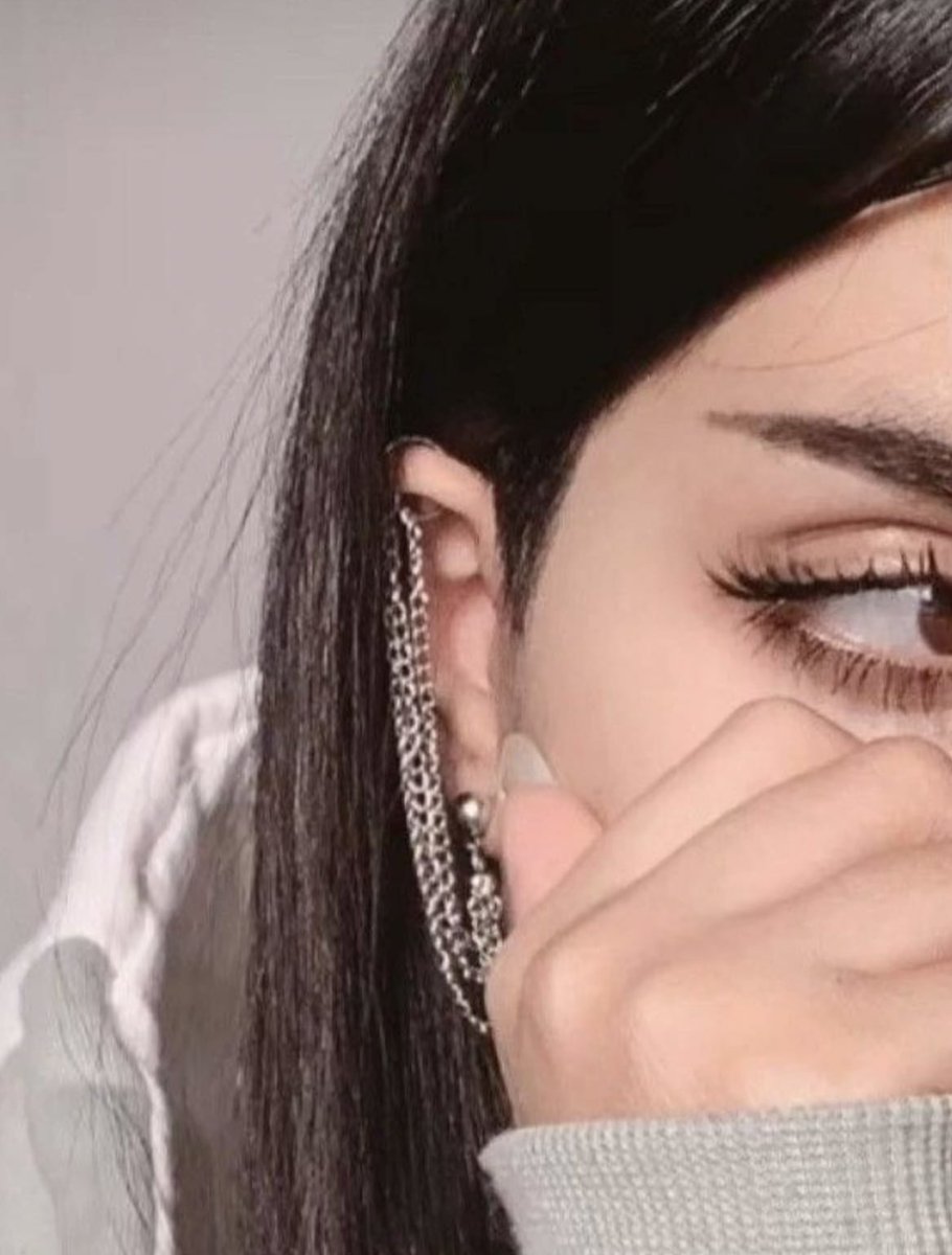 وأنتِ في هذا العمر فتنه حياه

وقّفي عند هذا العمر سنين ..

احضني طيشك مثل نجم وسماه

ولو يناديك الزمن لا تكبرين ..🕊️🤍