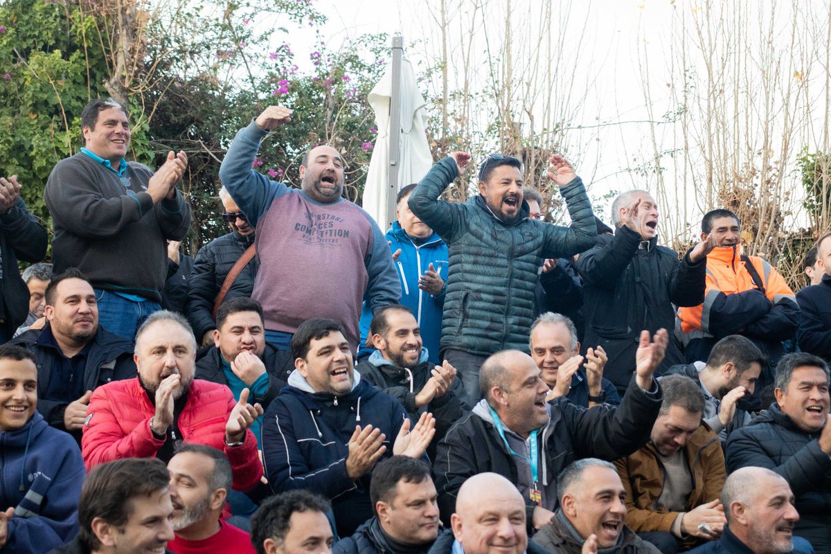 AgrupacionVyB's tweet photo. Comienza una nueva etapa en otra entidad gremial hermana, que comparte nuestras convicciones y tiene la firme decisión de defender y representar los intereses y derechos de las y los trabajadores ferroviarios y portuarios, y no priorizar prebendas para grupos minúsculos. https://t.co/rqkcaIMpKd
