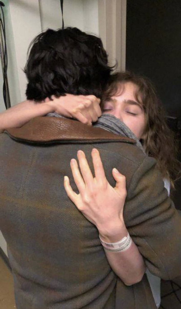 لا تنشدني مْن أحترامك و من قدرك
من الحب كله والله إن حبك أعماني

الا واهني من ضم صدره على صدرك
لين يتبرّا كل ضلعٍ  .  . من الثاني