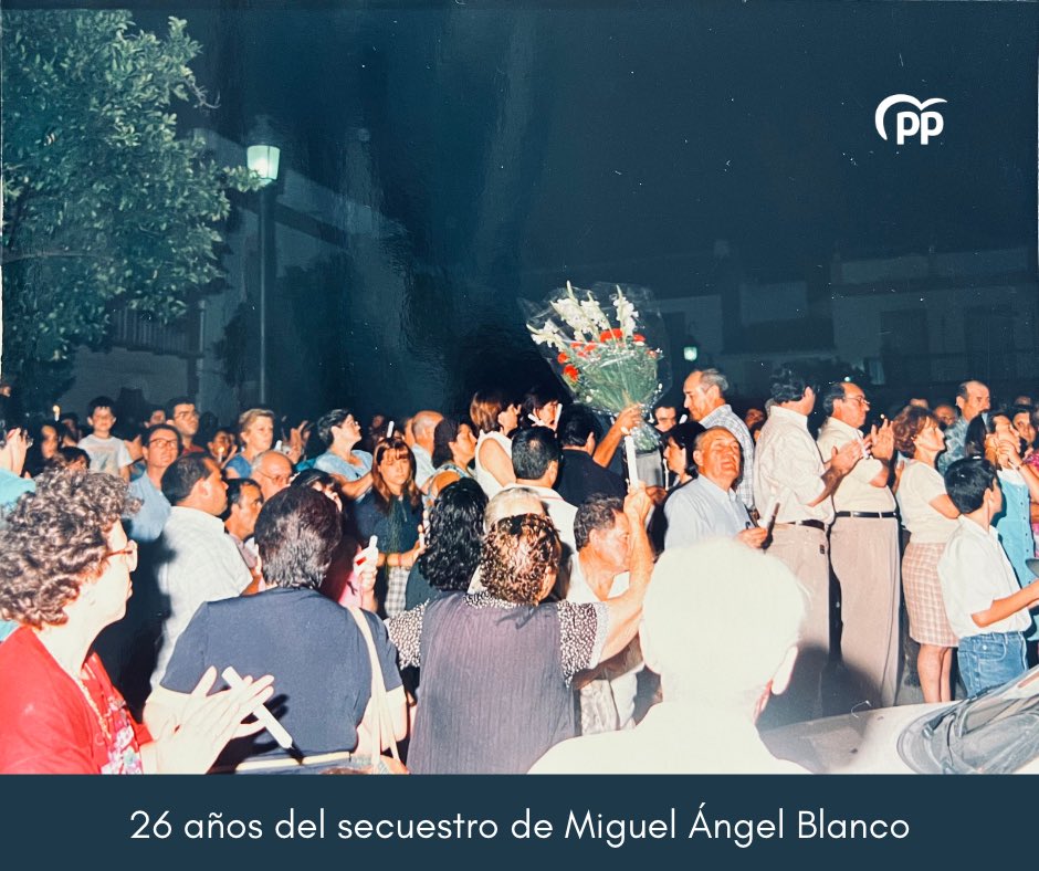 PPLoradelRio's tweet photo. Tal día como hoy hace 26 años Lora del Río y el resto de España se paralizó, ETA secuestró a Miguel Ángel Blanco.

🖤🇪🇸 Su recuerdo y su legado permanecerán siempre en nuestra memoria. 

📸 Fotografías históricas de la concentración que tuvo lugar en Lora del Río. https://t.co/wiuAgLcIHr