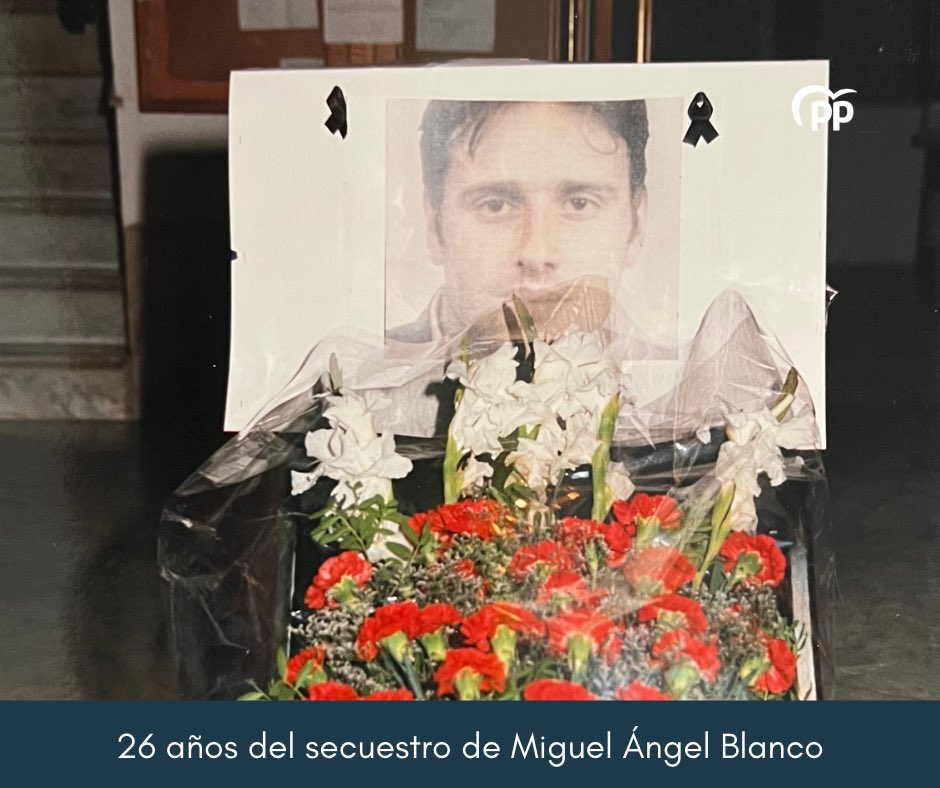 PPLoradelRio's tweet photo. Tal día como hoy hace 26 años Lora del Río y el resto de España se paralizó, ETA secuestró a Miguel Ángel Blanco.

🖤🇪🇸 Su recuerdo y su legado permanecerán siempre en nuestra memoria. 

📸 Fotografías históricas de la concentración que tuvo lugar en Lora del Río. https://t.co/wiuAgLcIHr