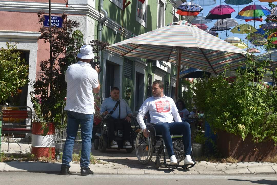 NemanjaVukoviic's tweet photo. ♿ Sa zadovoljstvom sam, zajedno sa saradnicima, prijateljima iz @ALFACentarNK i NVO "Mozaik", koristeći invalidska kolica, uzeo učešće u akciji koja za cilj ima skretanje pažnje na bezbjednost saobraćaja i probleme sa kojima se u tom dijelu suočavaju osobe sa invaliditetom. 1/3 https://t.co/X1hxuG85b9