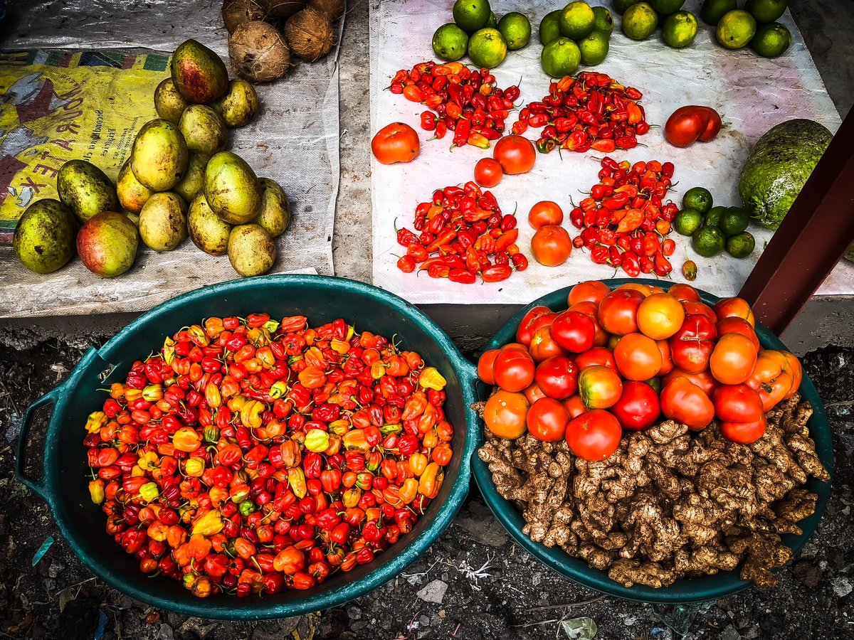 Au marché 
#streetphotography  #color  #fishes  #streetphotographer  #theBrighcontinent #streets_storytelling #streetEvolution #glacingafrica #hipaae #market #architecture #YourShotPhotographer   #africa   #island    #Travelafrique #friendsprofile #comoros #comores #جزرالقمر