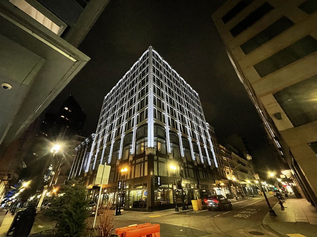 TheRobeWay's tweet photo. A spectacular new #AnolisLighting architectural design created by @PortLighting is illuminating the facades of The Godfrey Hotel in Boston, picking out the detail & intricacies of the historic site & highlighting the buildings in all their glory. https://t.co/DcJcz51PKt