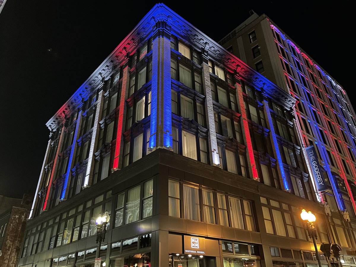 TheRobeWay's tweet photo. A spectacular new #AnolisLighting architectural design created by @PortLighting is illuminating the facades of The Godfrey Hotel in Boston, picking out the detail & intricacies of the historic site & highlighting the buildings in all their glory. https://t.co/DcJcz51PKt