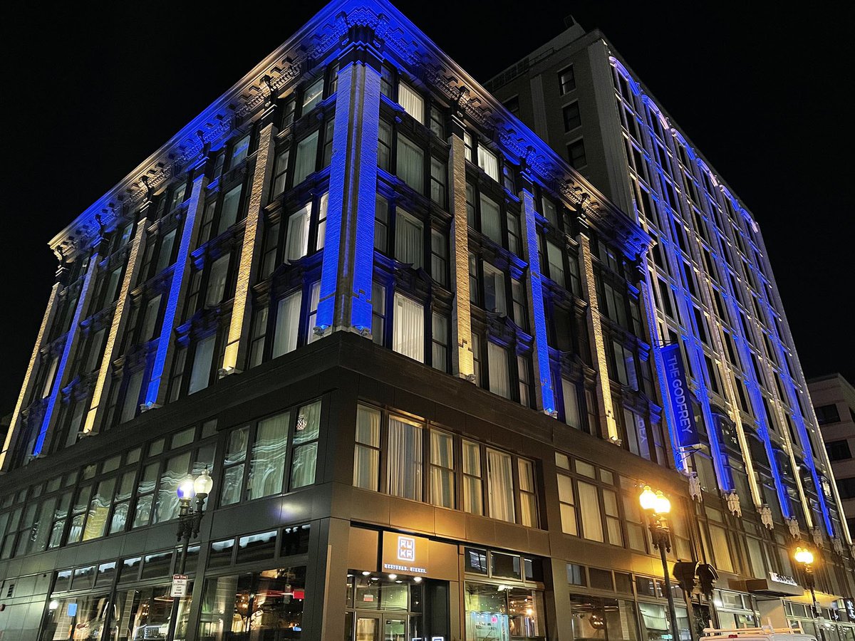 TheRobeWay's tweet photo. A spectacular new #AnolisLighting architectural design created by @PortLighting is illuminating the facades of The Godfrey Hotel in Boston, picking out the detail & intricacies of the historic site & highlighting the buildings in all their glory. https://t.co/DcJcz51PKt