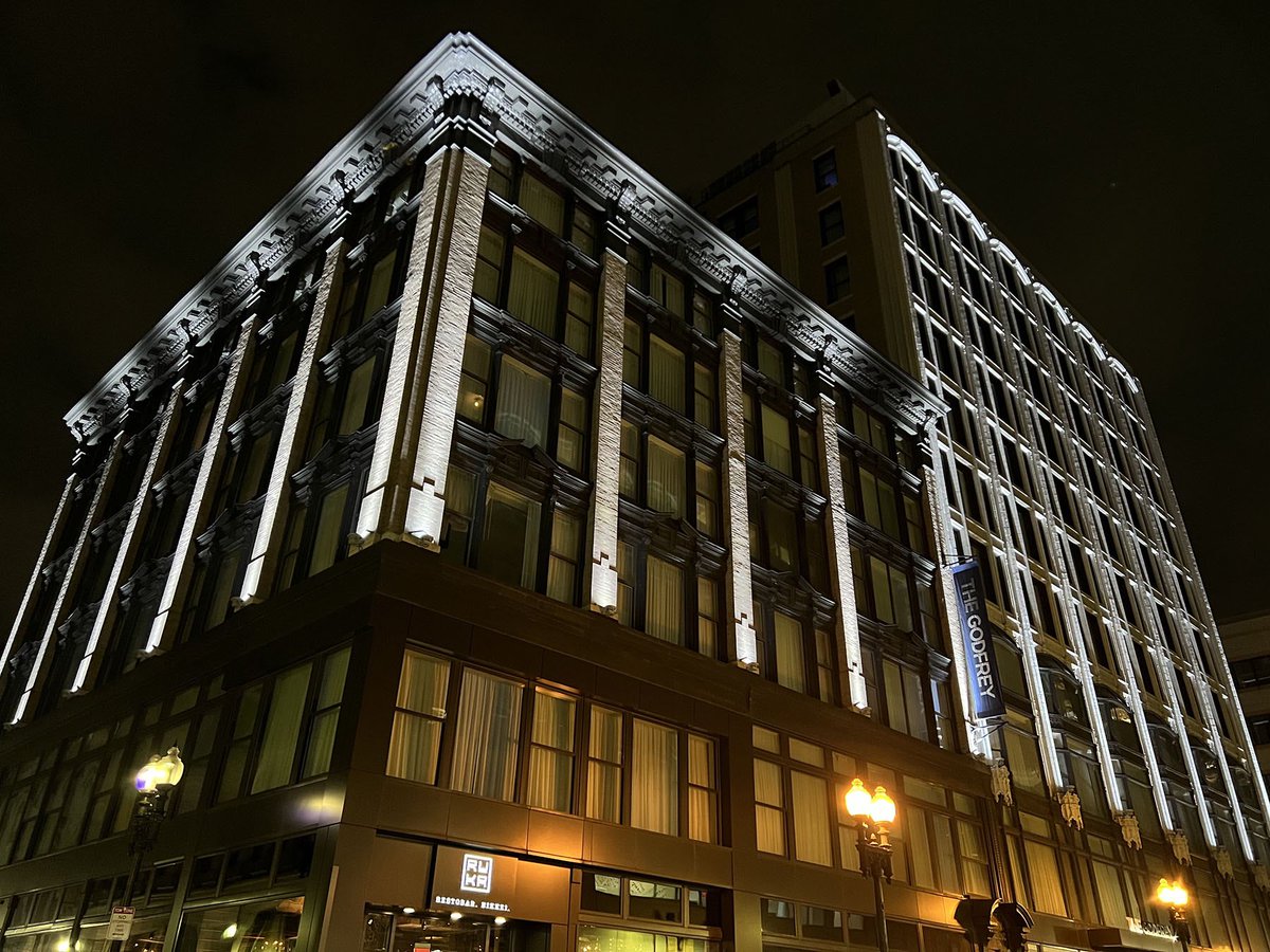 TheRobeWay's tweet photo. A spectacular new #AnolisLighting architectural design created by @PortLighting is illuminating the facades of The Godfrey Hotel in Boston, picking out the detail & intricacies of the historic site & highlighting the buildings in all their glory. https://t.co/DcJcz51PKt