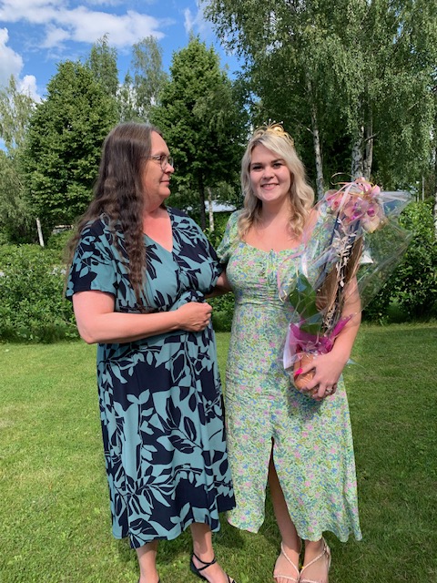 Viehättävä, valovoimainen vuoden 2023 uunituore tangokuningatar @CharlottaSaari kaupunginjohtaja Satu Kankareen kukitettavana. Ansaittu voitto! Hyvä Charlotta!
 #hyviäuutisialapualta #vahvuutenavälittäminen