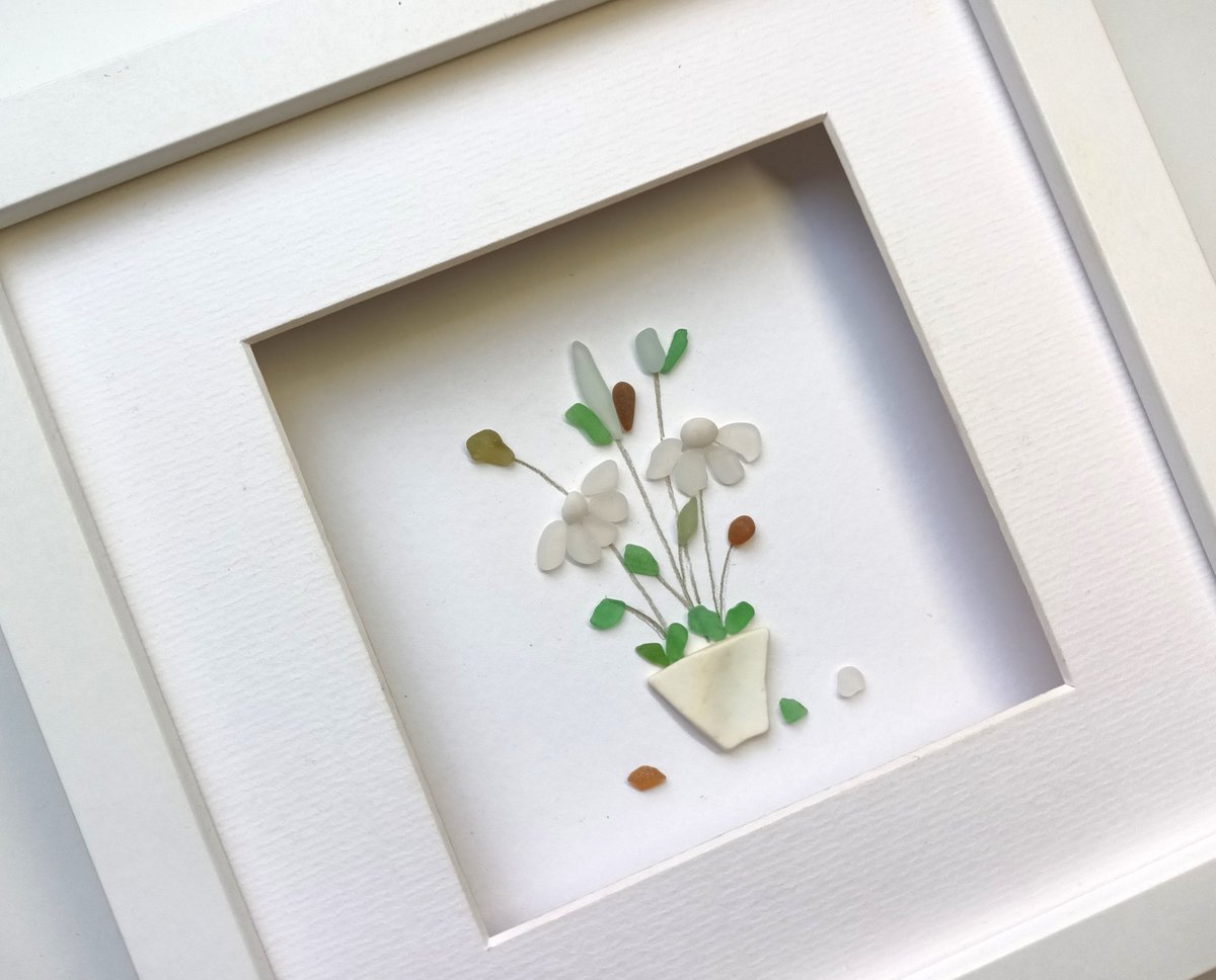 Beachstreetart's tweet photo. Mini sea glass flowers made with tiny perfectly formed sea glass petals that I'm really not looking forward to gluing #fiddly 🤦‍♀️ https://t.co/gZyhXxogsb https://t.co/vuWGpw97aX