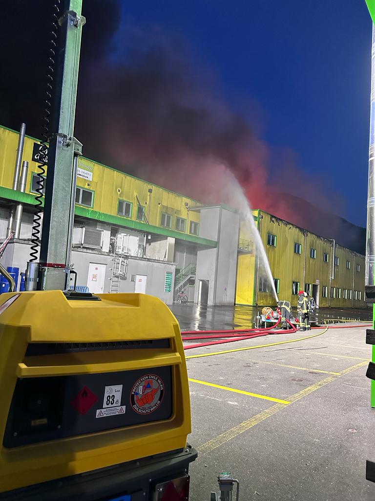 La protection civile Valais était en soutien des sapeurs-pompiers avec ses mats d'éclairage à LED lors de l'incendie de Vétroz.
Der Zivilschutz Wallis unterstützte die Feuerwehr mit seinen LED-Beleuchtungsmasten beim Brand in Vétroz.