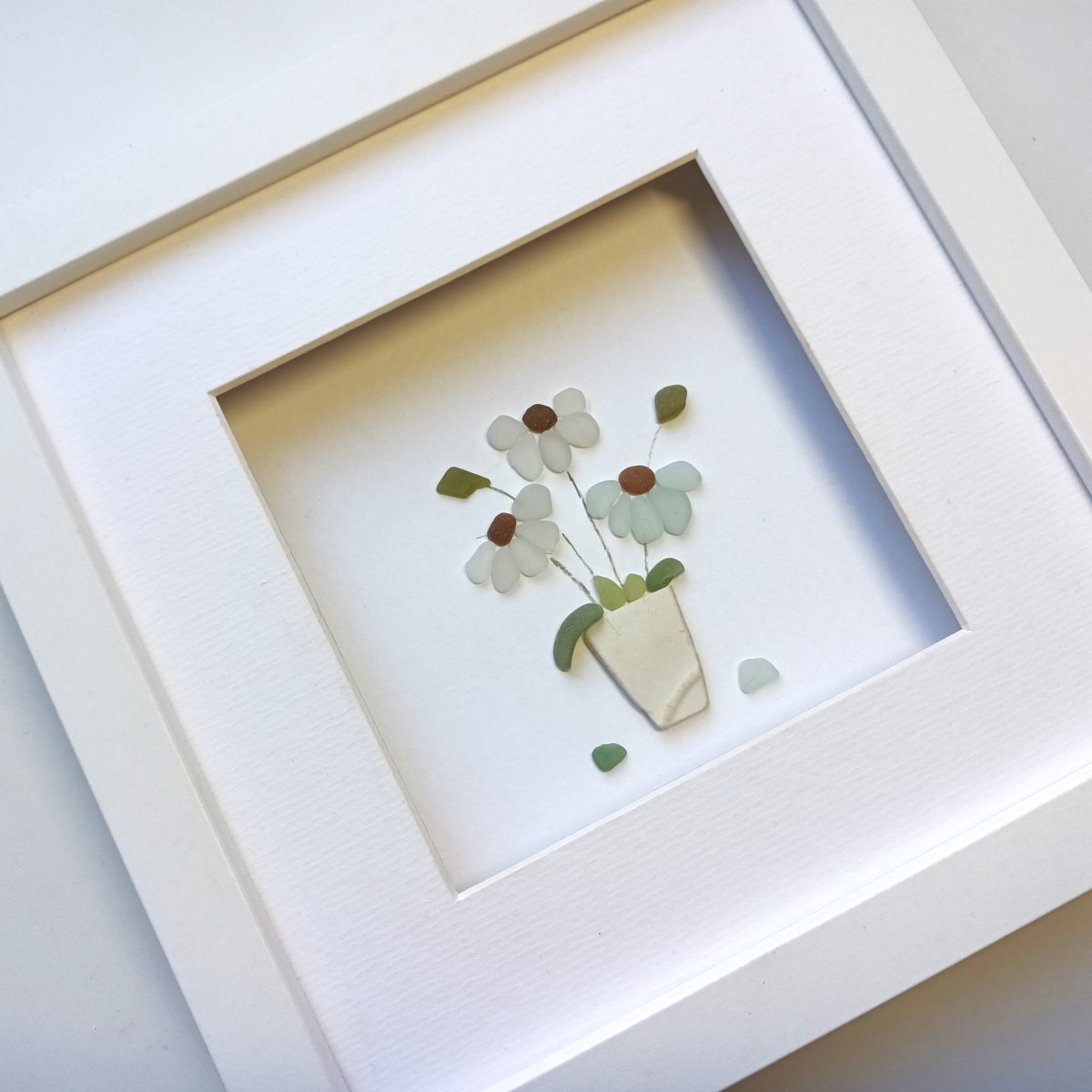 Beachstreetart's tweet photo. Mini sea glass flowers made with tiny perfectly formed sea glass petals that I'm really not looking forward to gluing #fiddly 🤦‍♀️ https://t.co/gZyhXxogsb https://t.co/vuWGpw97aX