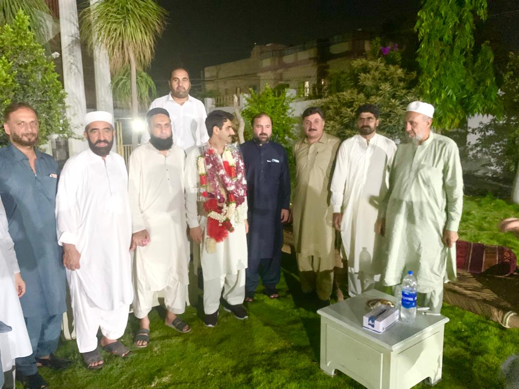 HManzoorkhan's tweet photo. حخیبرپختونخوا کے وزیر ایکسائز اینڈ نارکوٹکس کنٹرول حاجی منظور خان آفریدی کی حج ادائیگی کے بعد حجاز مقدس سے گلبہار پشاور آمد پر سابق سینیٹر و ایم این اے حاجی محمد شاہ آفریدی اور دوسرے زعماء استقبال کر رہے ہیں۔ https://t.co/dnAgsXGr6l