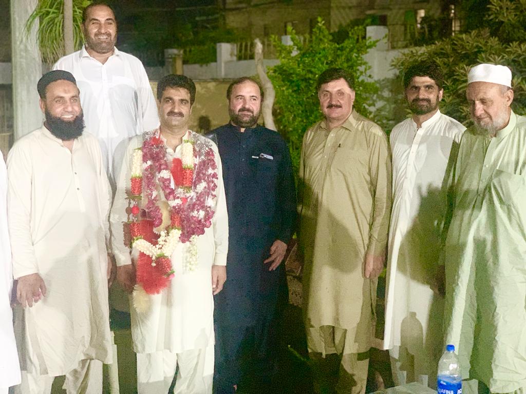 HManzoorkhan's tweet photo. حخیبرپختونخوا کے وزیر ایکسائز اینڈ نارکوٹکس کنٹرول حاجی منظور خان آفریدی کی حج ادائیگی کے بعد حجاز مقدس سے گلبہار پشاور آمد پر سابق سینیٹر و ایم این اے حاجی محمد شاہ آفریدی اور دوسرے زعماء استقبال کر رہے ہیں۔ https://t.co/dnAgsXGr6l