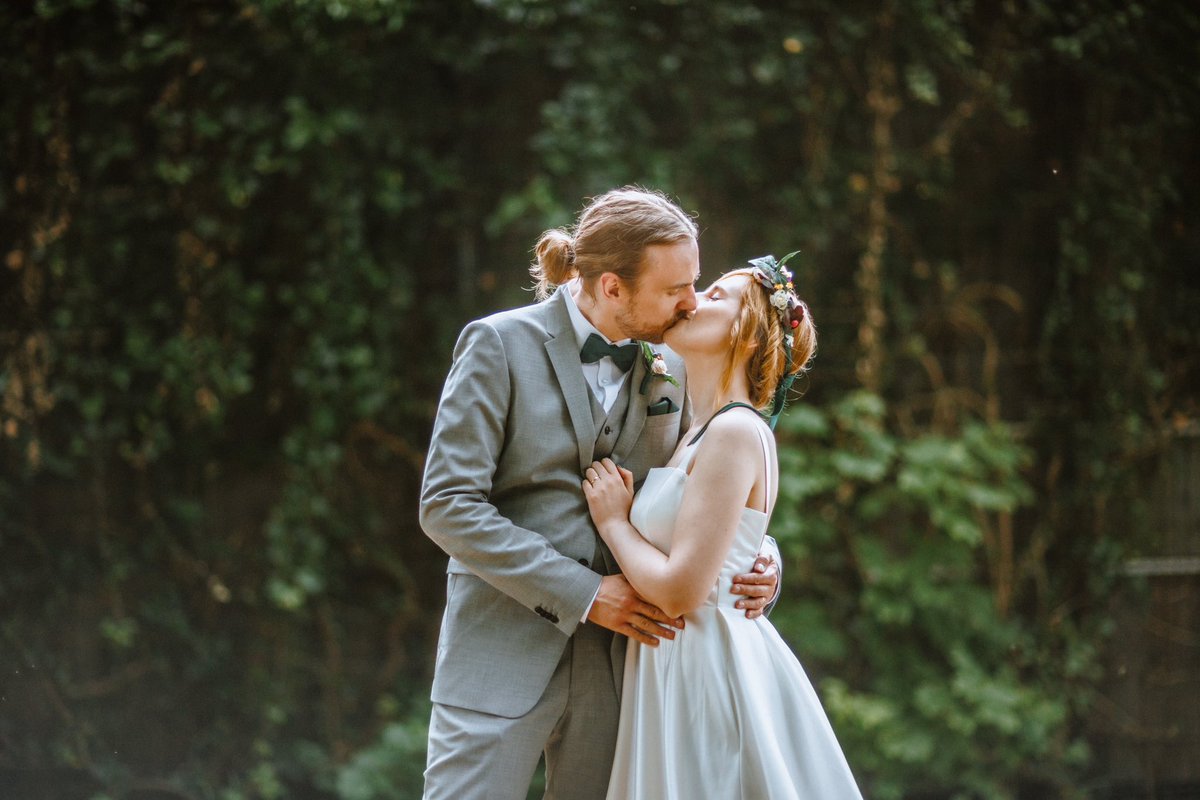 LinaFleer's tweet photo. Wir haben endlich ein paar Fotos von unserer Hochzeit bekommen! Ich bin so happy! 😭💕

(Mit süßem Gast, der sich mit aufs Bild geschlichen hat :'D) https://t.co/S0AgjCjMQv