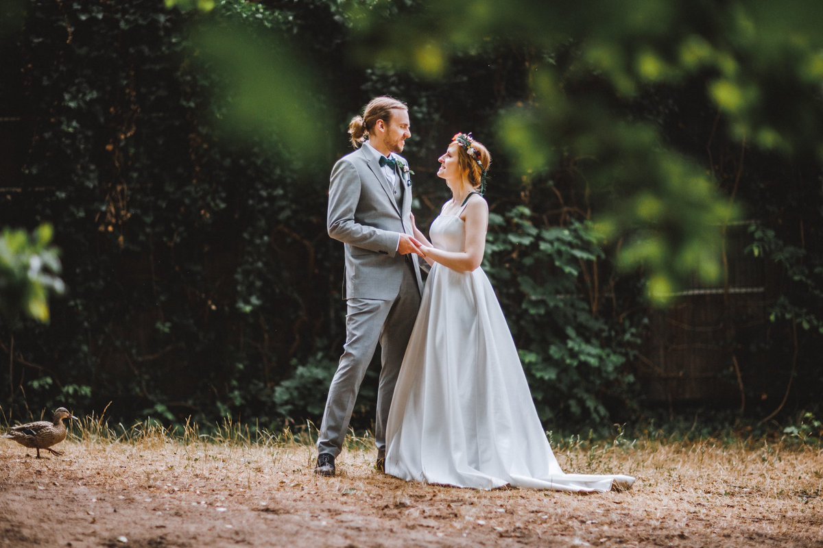 LinaFleer's tweet photo. Wir haben endlich ein paar Fotos von unserer Hochzeit bekommen! Ich bin so happy! 😭💕

(Mit süßem Gast, der sich mit aufs Bild geschlichen hat :'D) https://t.co/S0AgjCjMQv