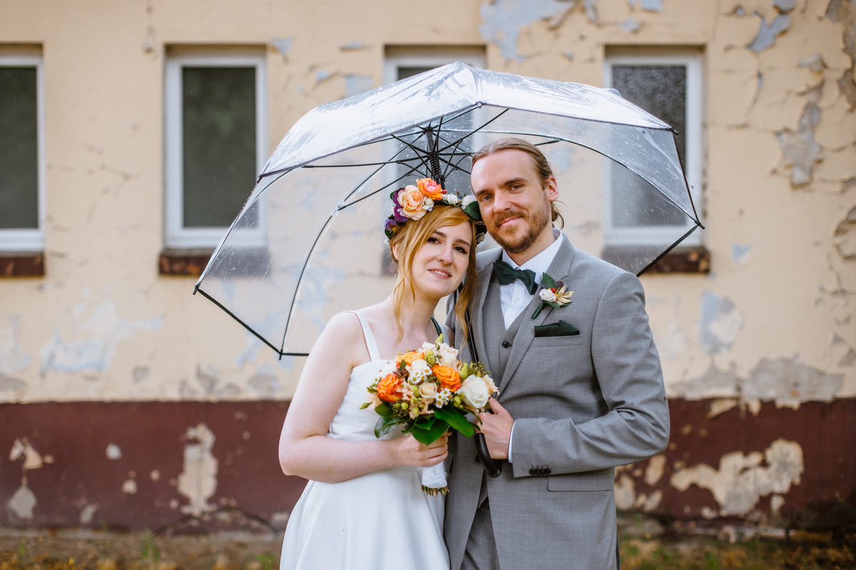 LinaFleer's tweet photo. Wir haben endlich ein paar Fotos von unserer Hochzeit bekommen! Ich bin so happy! 😭💕

(Mit süßem Gast, der sich mit aufs Bild geschlichen hat :'D) https://t.co/S0AgjCjMQv