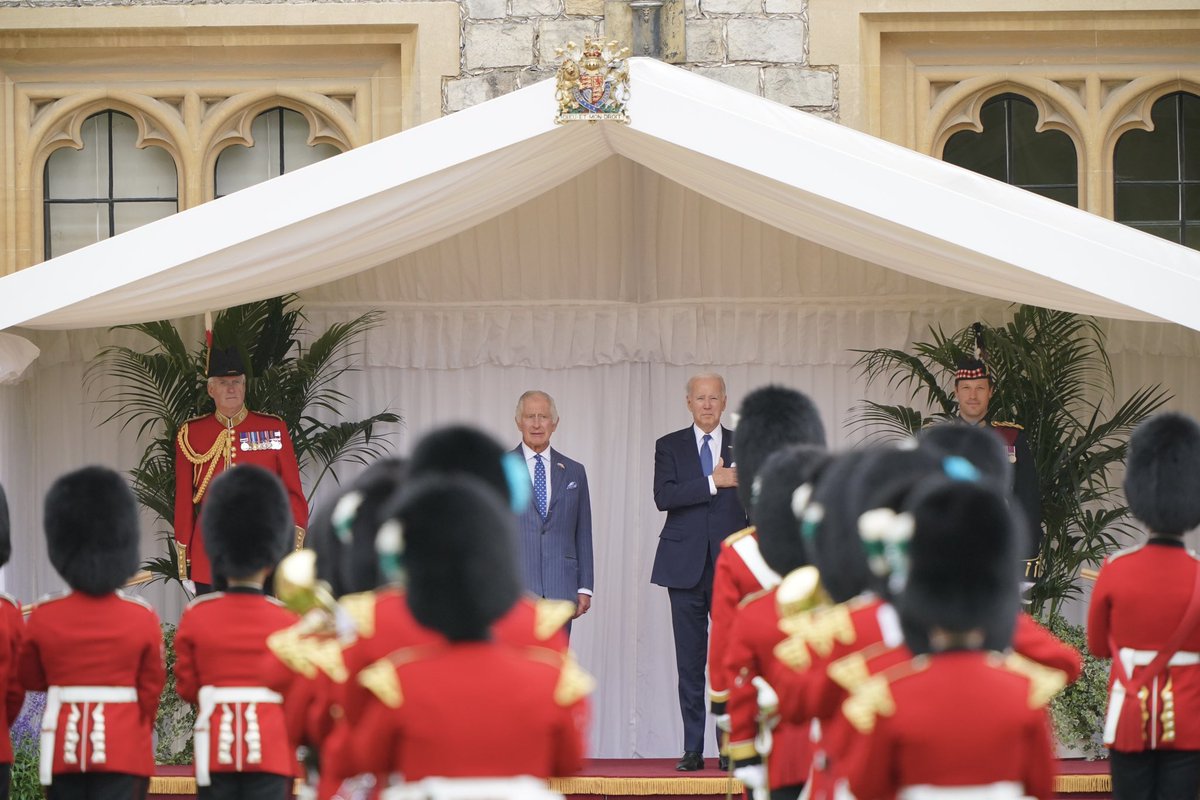 RoyalFamily's tweet photo. The King has welcomed @POTUS Biden to Windsor Castle.

A Royal Salute was given by the Welsh Guards. https://t.co/O1mXvGfGYO