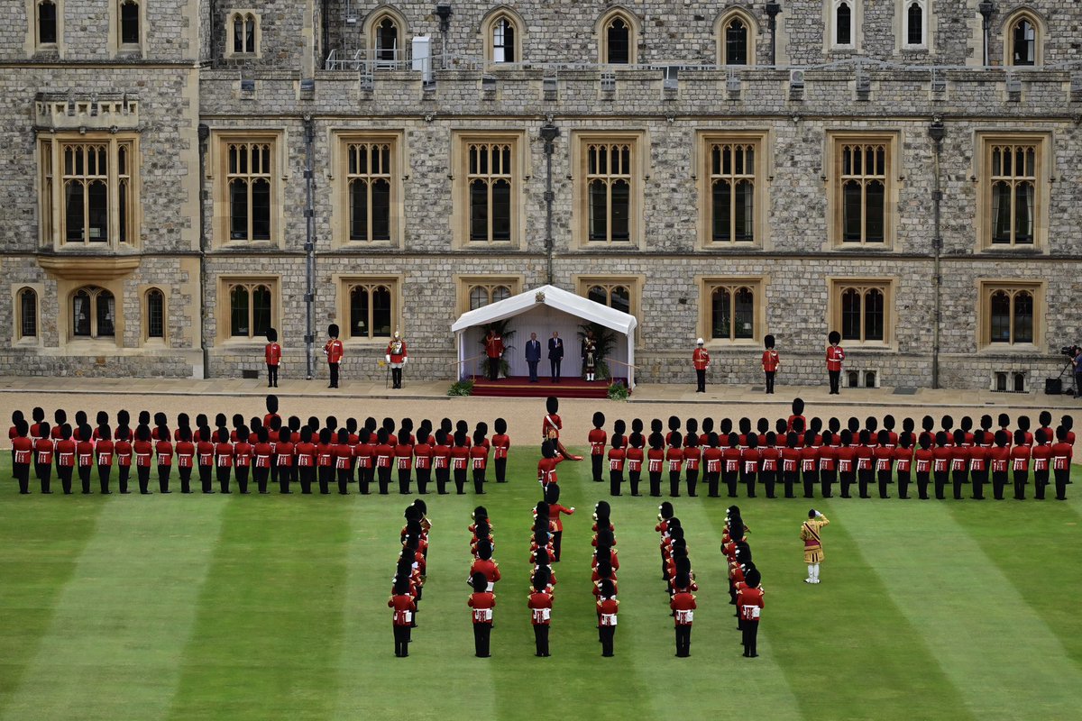 RoyalFamily's tweet photo. The King has welcomed @POTUS Biden to Windsor Castle.

A Royal Salute was given by the Welsh Guards. https://t.co/O1mXvGfGYO