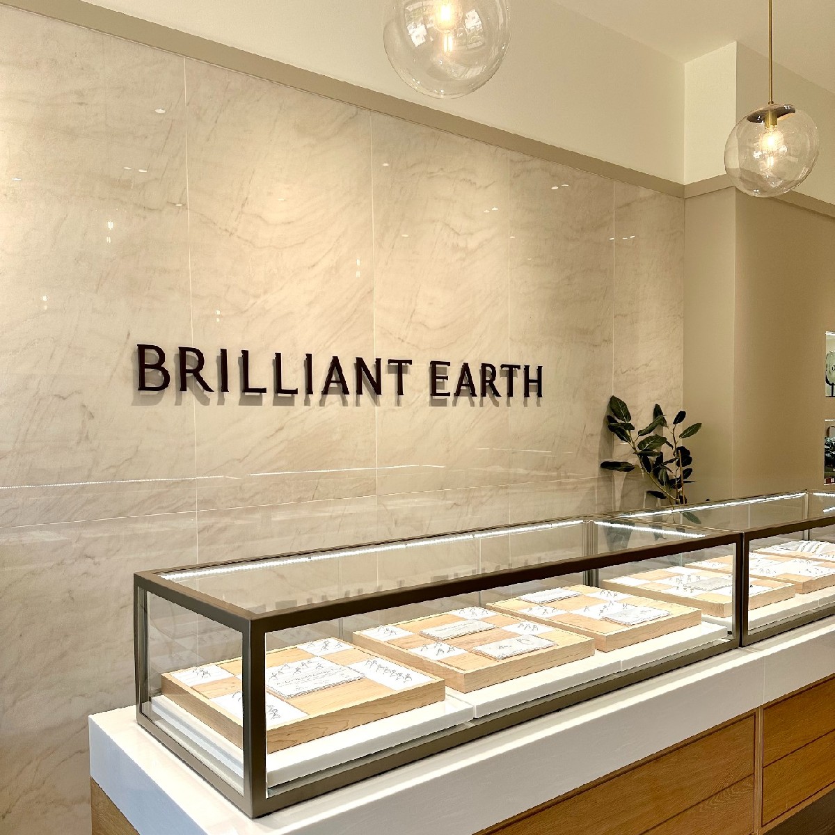 Easy, breezy, and brilliantly beautiful. 🌿✨💍

@BrilliantEarth's ethically sourced fine jewelry is the perfect addition to your big day or any day.
#ShopMarylandPlaza