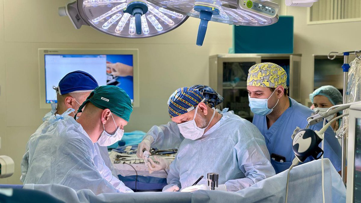 Sho_Tam_'s tweet image. ❤️‍🩹 Батьки загиблого 4-річного хлопчика дали згоду на пересадку його органів і цим врятували трьох дітей 

Дві нирки загиблого малюка з Рівного пересадили 12-річному хлопцю з Херсонщини, який понад 3 роки чекав на трансплантацію. Печінку — 15-річному хлопцю з Кіровоградщини. А