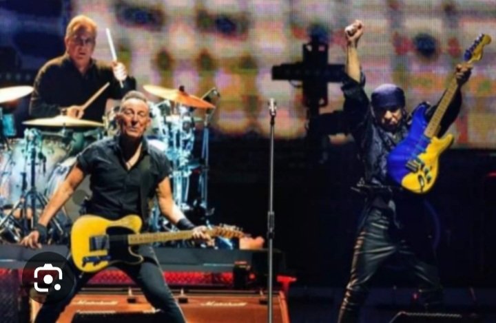 chifchaf's tweet photo. @petelutwyche @stevelutwyche Did you Steven Van Zandt's guitar at the weekend too😍? https://t.co/AXvLKefDgV
