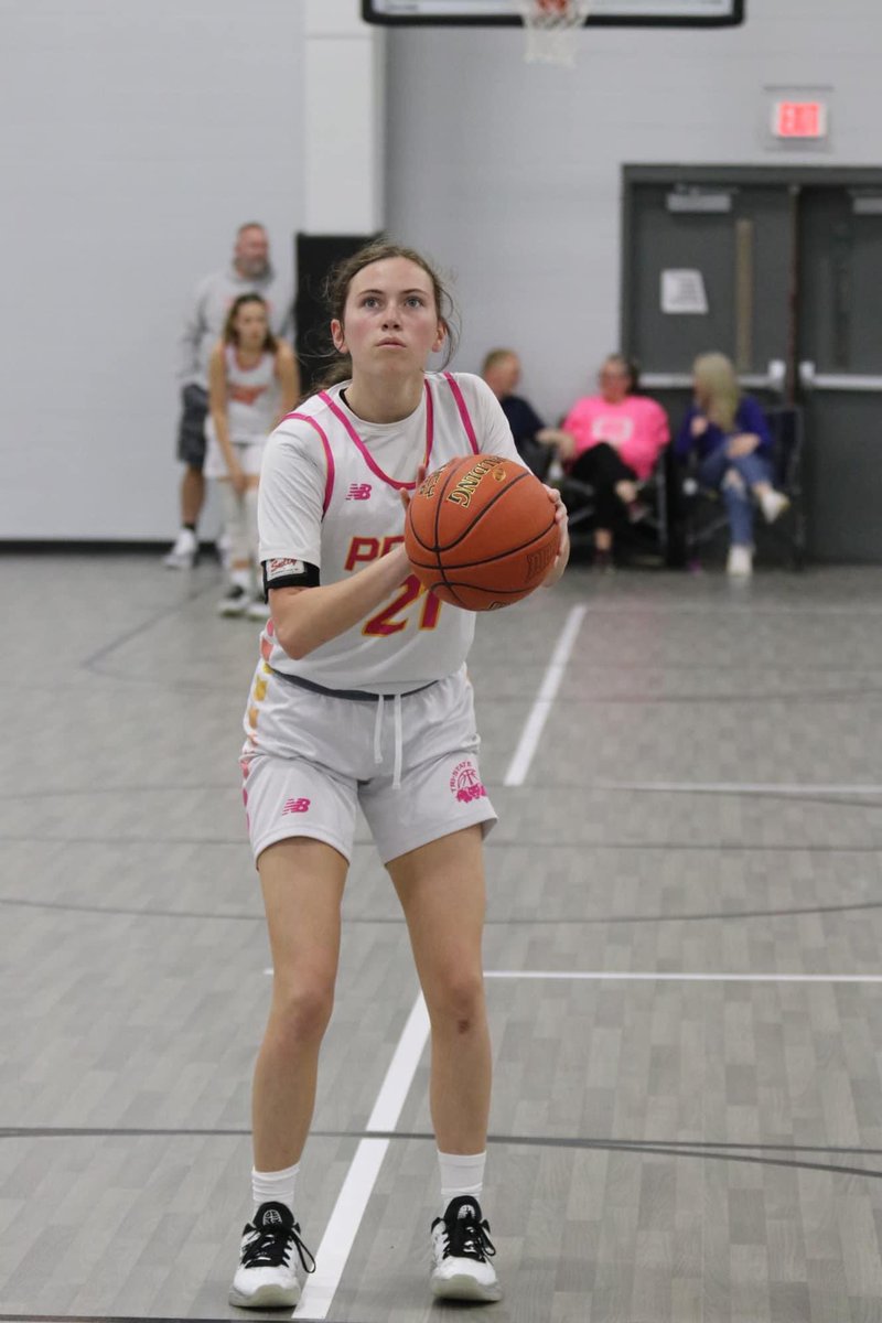 tristpridebball's tweet photo. TSP 2025, @KayleeOler put on a show this past weekend at Run 4 Roses Classic. She is an ultimate team player Several colleges were impressed with her game and have added her to thier prospect list to follow up with her. she is back in the gym at 6am on Monday morning.#KO21 #TSP25 https://t.co/IucyeDwCJA