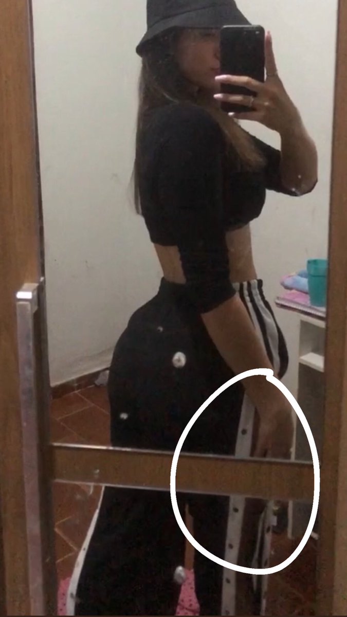 JuliaMMara_'s tweet photo. Aos meus fãs de plantão que estão dizendo que abri minha calça no automotivo sábado 

A calça já estava aberta, e já fui toda linda com as pernoca de fora desde cedo 
Beijo me liga https://t.co/QZNbJEhYoI