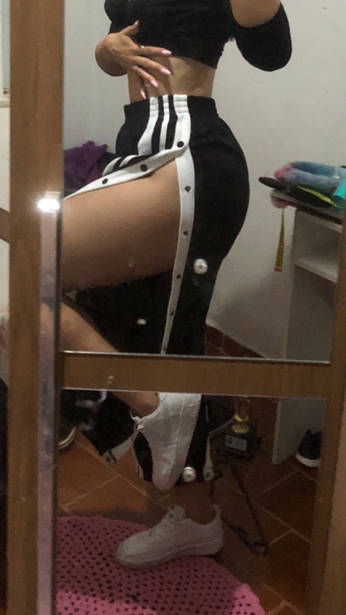 JuliaMMara_'s tweet photo. Aos meus fãs de plantão que estão dizendo que abri minha calça no automotivo sábado 

A calça já estava aberta, e já fui toda linda com as pernoca de fora desde cedo 
Beijo me liga https://t.co/QZNbJEhYoI