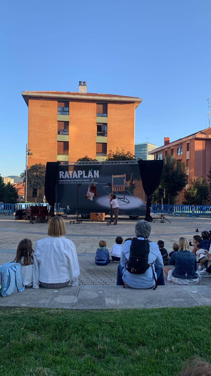 eajpnvbarakaldo's tweet photo. ✅ Cultura en #Barakaldo.

🎭 El festival de teatro de calle Rataplán regresa el domingo 16 con nueve propuestas teatrales gratuitas de calle.

ℹ️ La Plaza de las Esculturas y la Herriko Plaza se volverán a convertir en un escenario hasta el sábado 22 de julio.

@amaiadelcampo https://t.co/28hb5Svbvy