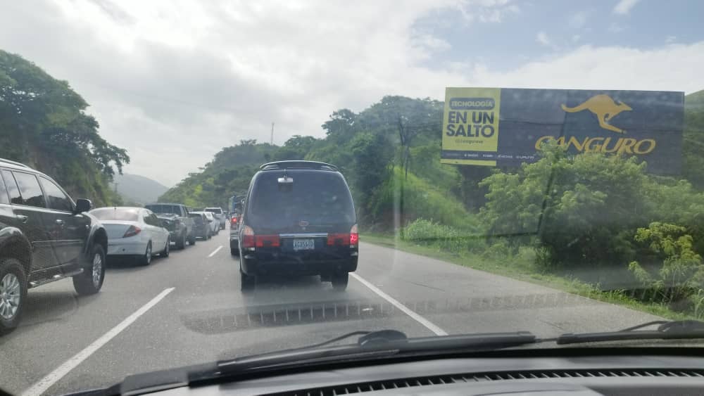 victoria1039fm's tweet photo. (09:34am) >> #ARC en #Aragua, reportan retención a la altura del km 70 sentido #Caracas se presume que es por labores de remoción de escombros, precaución. #InfoVial https://t.co/Sj8xMmY42l