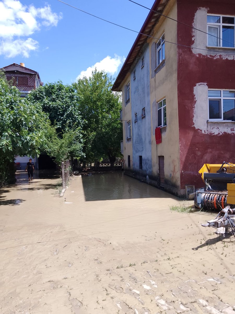 tipzonguldak's tweet image. Parti heyetimiz sel felaketinden zarar gören bölgeleri ziyaret etti. Halkın vergileriyle zenginleşenler halkı çaresizlikle baş başa bırakıyor. 2023 yılında sel kaynaklı kayıpların yaşanıyor olmasını kabul etmiyoruz.
#Zonguldak #Çaycuma #Devrek #Alaplı