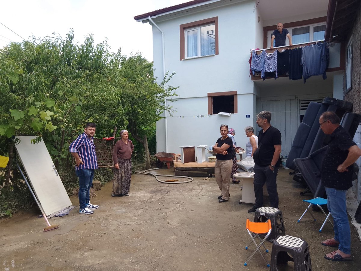 tipzonguldak's tweet image. Parti heyetimiz sel felaketinden zarar gören bölgeleri ziyaret etti. Halkın vergileriyle zenginleşenler halkı çaresizlikle baş başa bırakıyor. 2023 yılında sel kaynaklı kayıpların yaşanıyor olmasını kabul etmiyoruz.
#Zonguldak #Çaycuma #Devrek #Alaplı