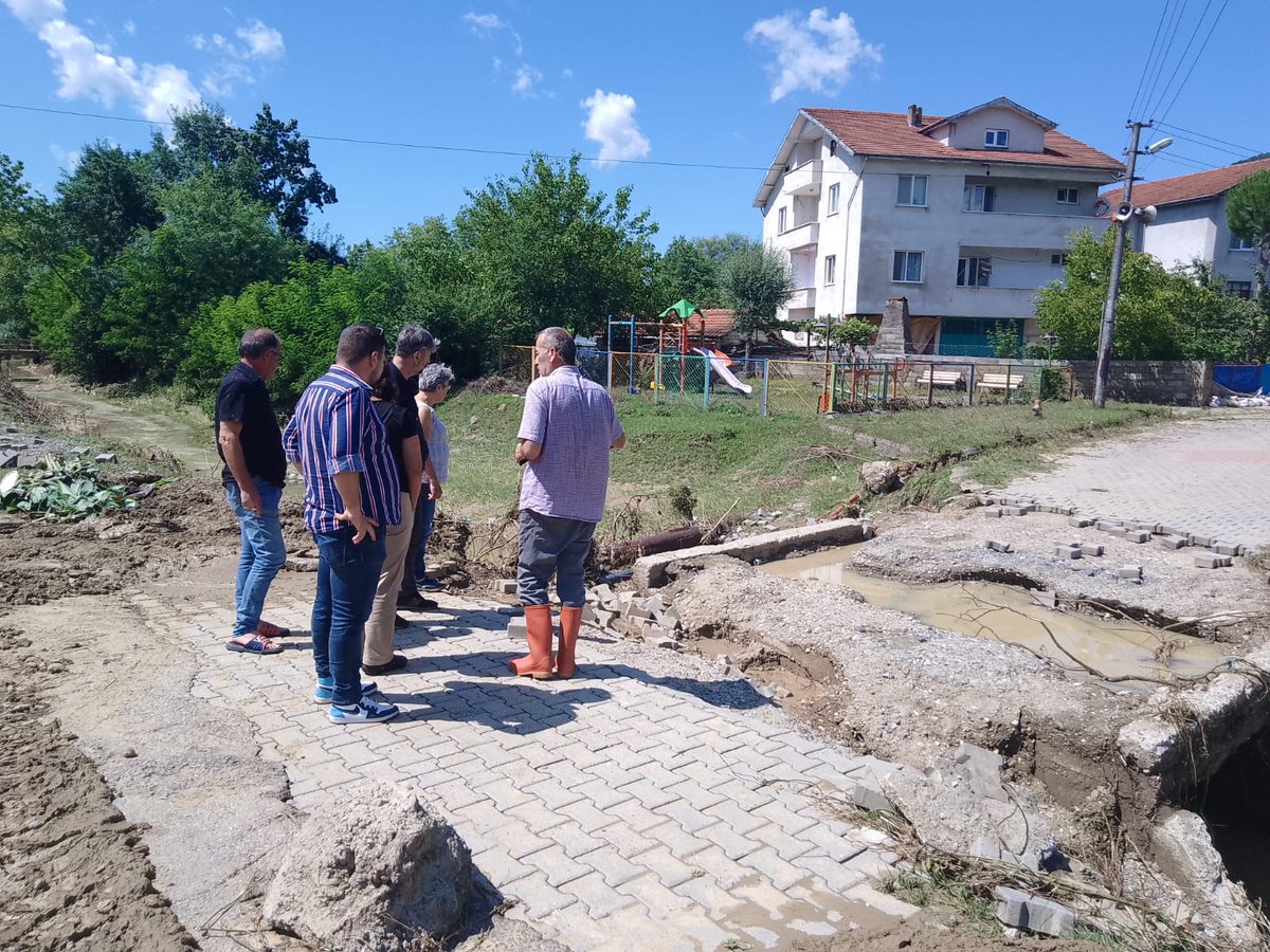 tipzonguldak's tweet image. Parti heyetimiz sel felaketinden zarar gören bölgeleri ziyaret etti. Halkın vergileriyle zenginleşenler halkı çaresizlikle baş başa bırakıyor. 2023 yılında sel kaynaklı kayıpların yaşanıyor olmasını kabul etmiyoruz.
#Zonguldak #Çaycuma #Devrek #Alaplı