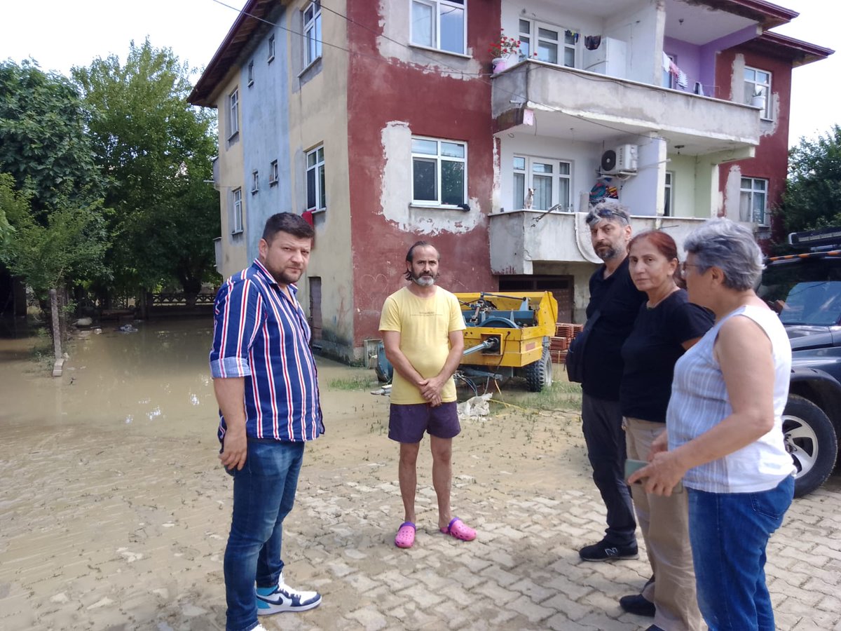 tipzonguldak's tweet image. Parti heyetimiz sel felaketinden zarar gören bölgeleri ziyaret etti. Halkın vergileriyle zenginleşenler halkı çaresizlikle baş başa bırakıyor. 2023 yılında sel kaynaklı kayıpların yaşanıyor olmasını kabul etmiyoruz.
#Zonguldak #Çaycuma #Devrek #Alaplı