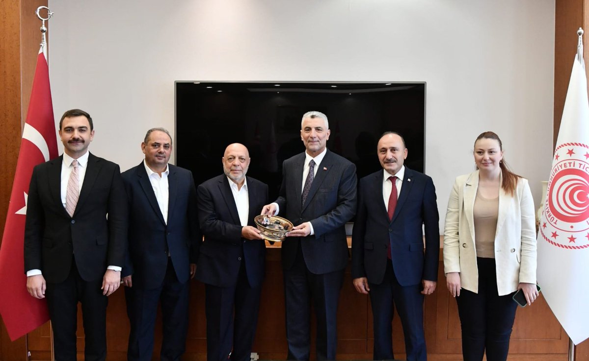 Konfederasyonumuz HAK-İŞ'in Genel Başkanı Sn Mahmut Arslan'ın başkanlığında HAK-İŞ Yönetim Kurulu olarak, Ticaret Bakanı Prof. Dr. Sn Ömer Bolat'ı makamında ziyaret ederek yeni görevinin hayırlı olması temennisinde bulunduk.
Sn Bolat ile ülke ekonomisinden çalışma hayatına kadar