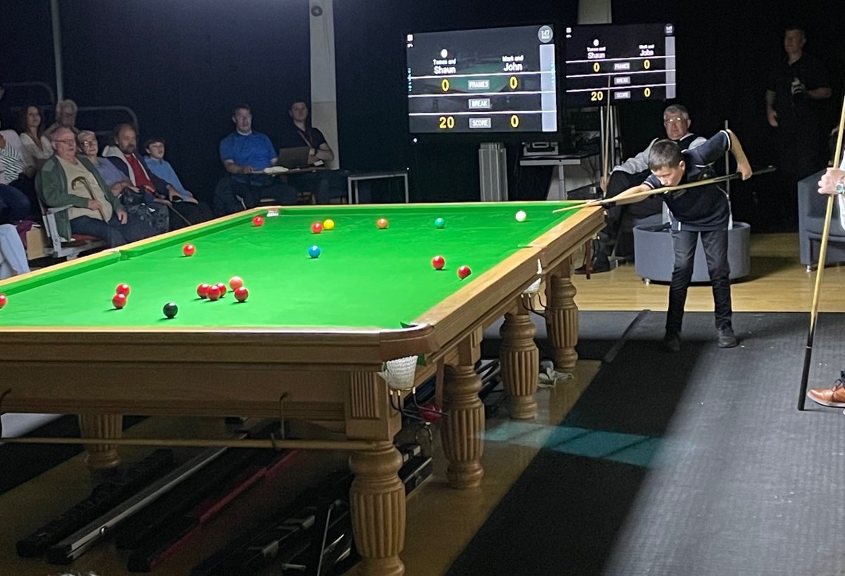 TalgarregYsg's tweet photo. 🎱TOMOS A SÊR Y BYD SNWCER🎱
Cafodd Tomos brofiad a hanner y mis diwethaf wrth iddo chwarae gêm o snwcer fel partner i'r enwog Shaun Murphy @Magician147 , yn erbyn yr enwog John Parrott a'i bartner. Ry'n ni'n hynod o falch ohonot ti, Tomos! https://t.co/tN7V0S392E