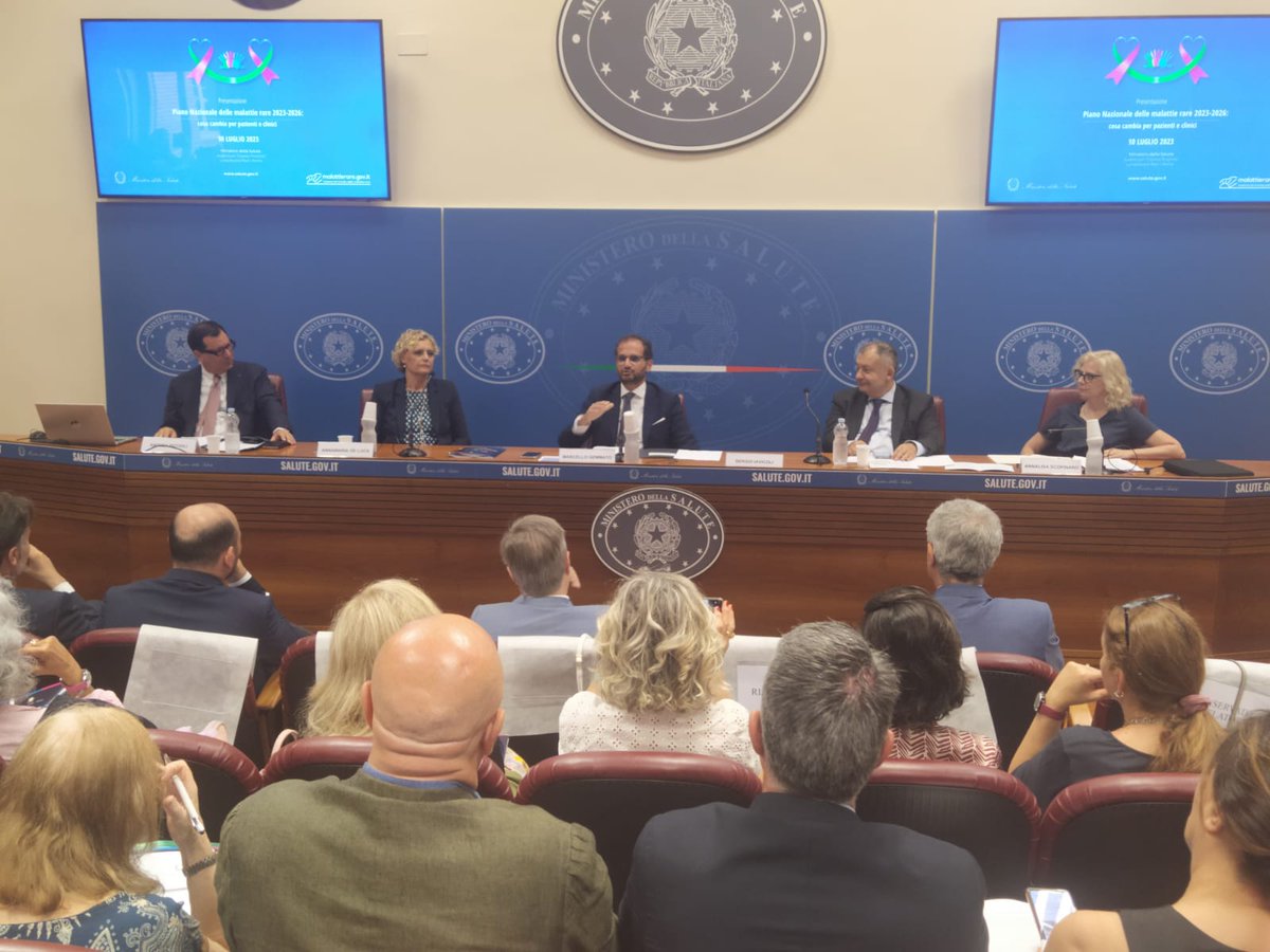 uniamofimronlus's tweet photo. 🎙️ Il Sottosegretario alla salute @marcellogemmato apre la presentazione del Piano Nazionale #MalattieRare: "Il #PNMR deve ora essere attuato, per farlo è stato finanziato con 50 milioni di euro per i primi due anni dal Fondo sanitario nazionale. Ed è solo l'inizio". https://t.co/zG3T8DtJFF