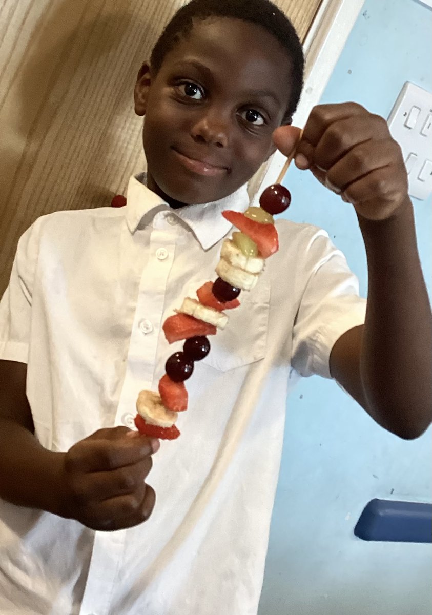 R2PalmerAcademy's tweet image. Year 4 loved making their fruit salads/ kebabs for their DT project! #healthyeating #futurechefs