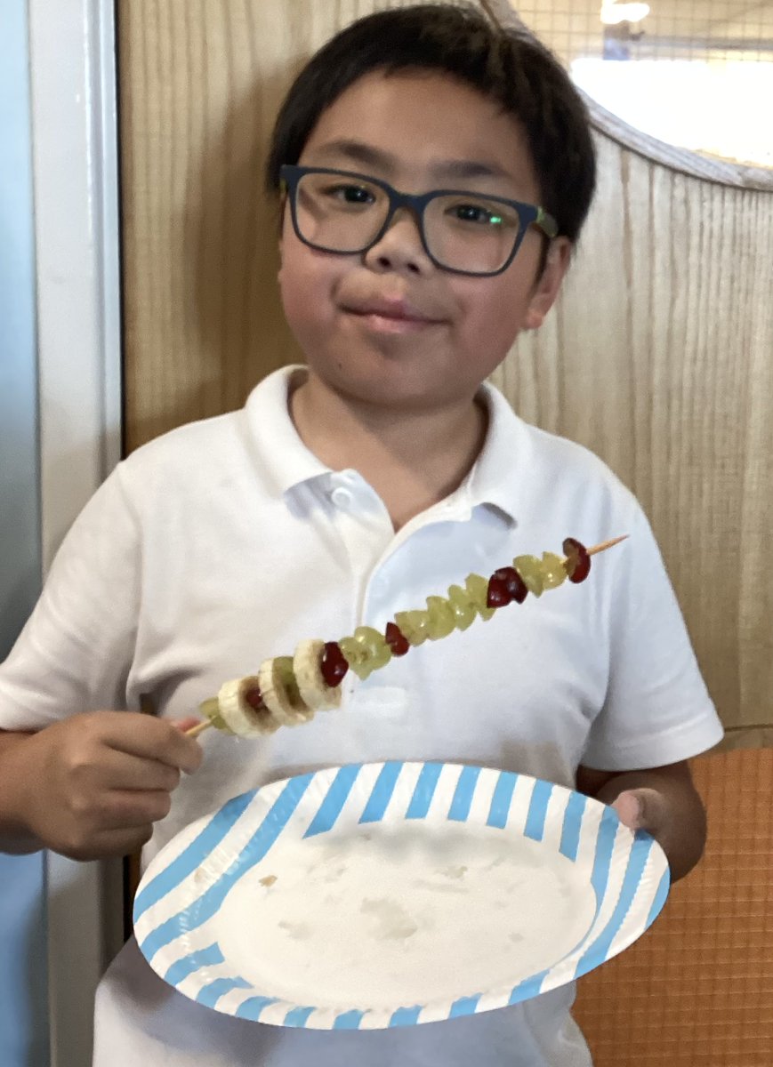R2PalmerAcademy's tweet image. Year 4 loved making their fruit salads/ kebabs for their DT project! #healthyeating #futurechefs