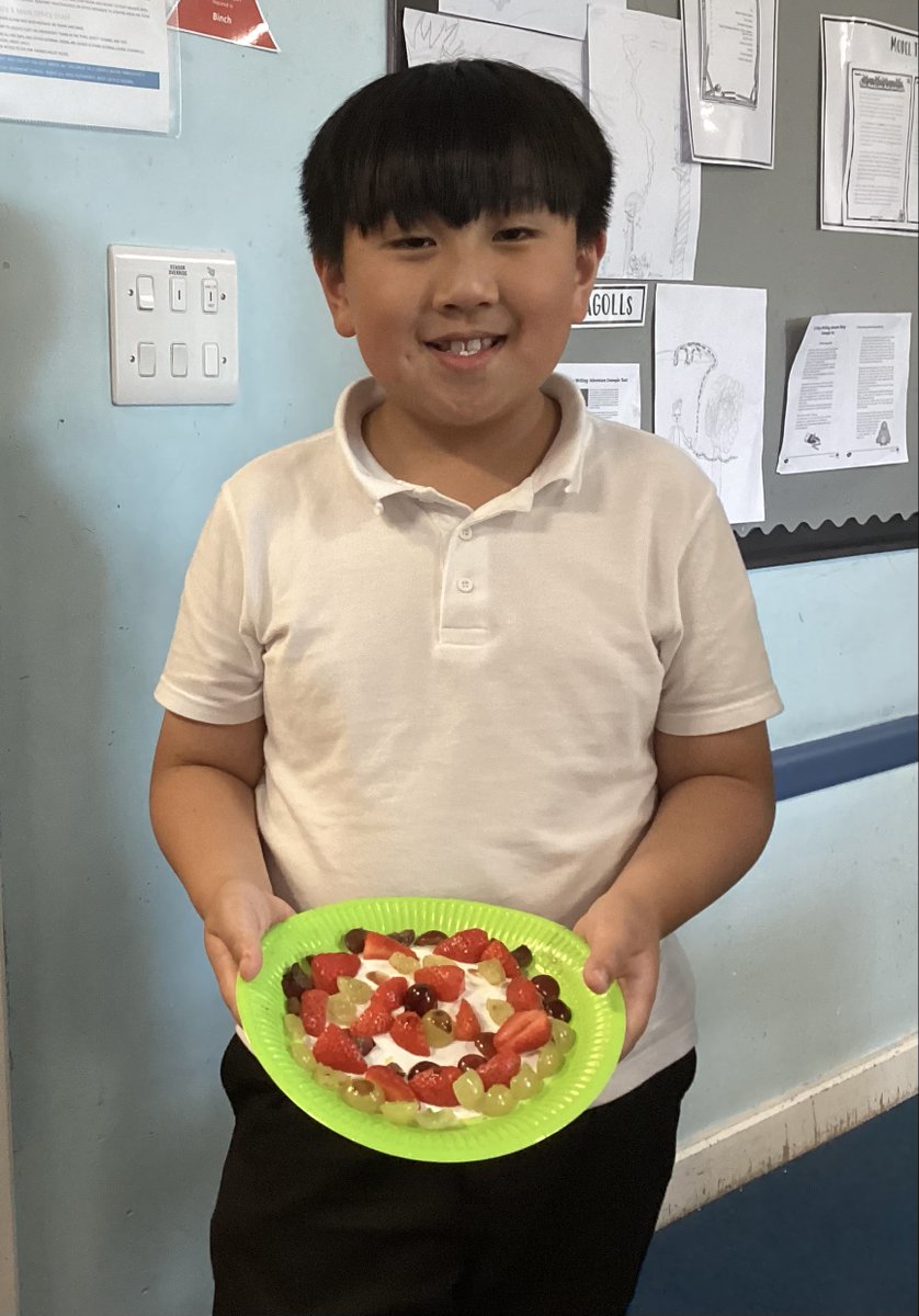 R2PalmerAcademy's tweet image. Year 4 loved making their fruit salads/ kebabs for their DT project! #healthyeating #futurechefs
