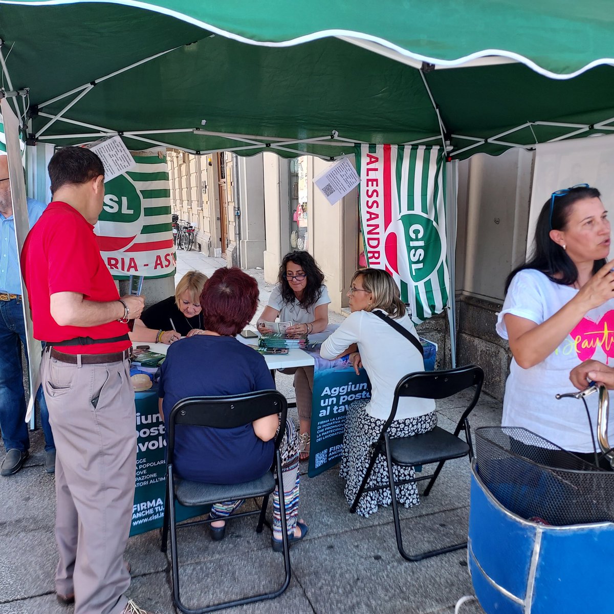 f_barelli's tweet photo. Oggi in piazza ad Alessandria per la raccolta firme... Noi ci siamo W la Cisl
@AlessandriaAsti https://t.co/iwIW4Z4pdn