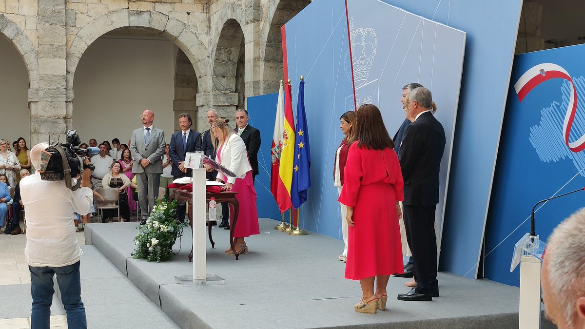 TampmDueso's tweet photo. Muchas gracias a la nueva consejera de justicia de Cantabria @misabelurrutia por el detallallazo de invitarnos a la toma de posesión de la presidenta @mjburuaga. Enhorabuena y mucha suerte.
#equiparacion#sectorizacion#autoridad#tuabandonomepuedematar https://t.co/vX3W0rvO3W