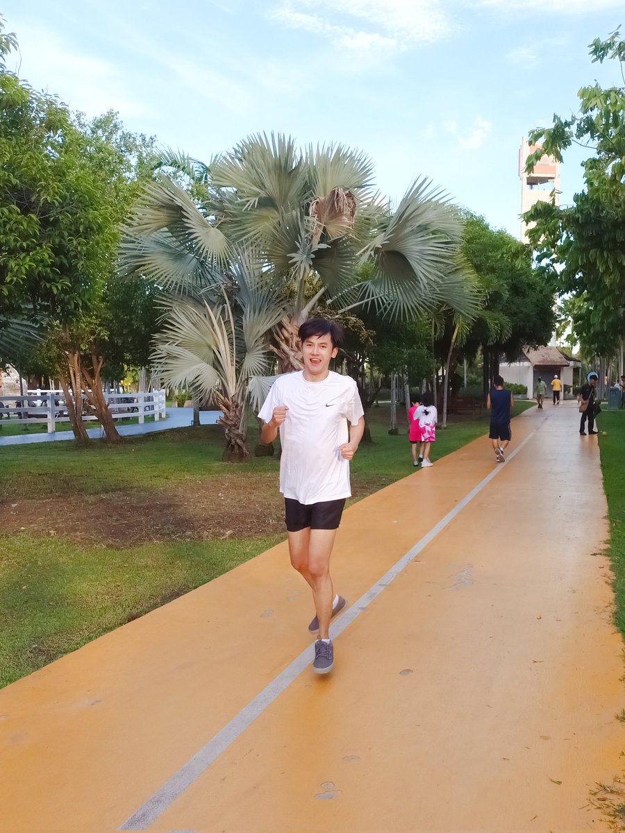 Pannarine's tweet photo. Exercise ยังไงให้เหมือน Exorcist 🏃‍♂️
.
ช่วยด้วย วิ่งหนีคนตอแหล. Run Run Run Away https://t.co/dUAfYFzMqn