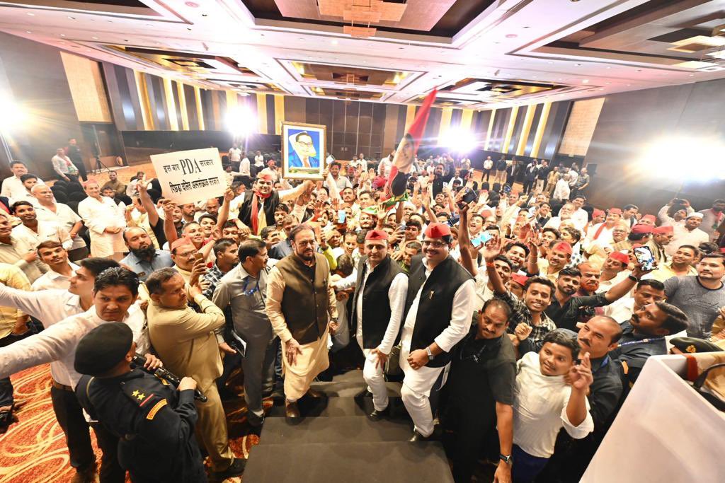yadavakhilesh's tweet photo. आज मुंबई में। https://t.co/r17Rapj7DJ