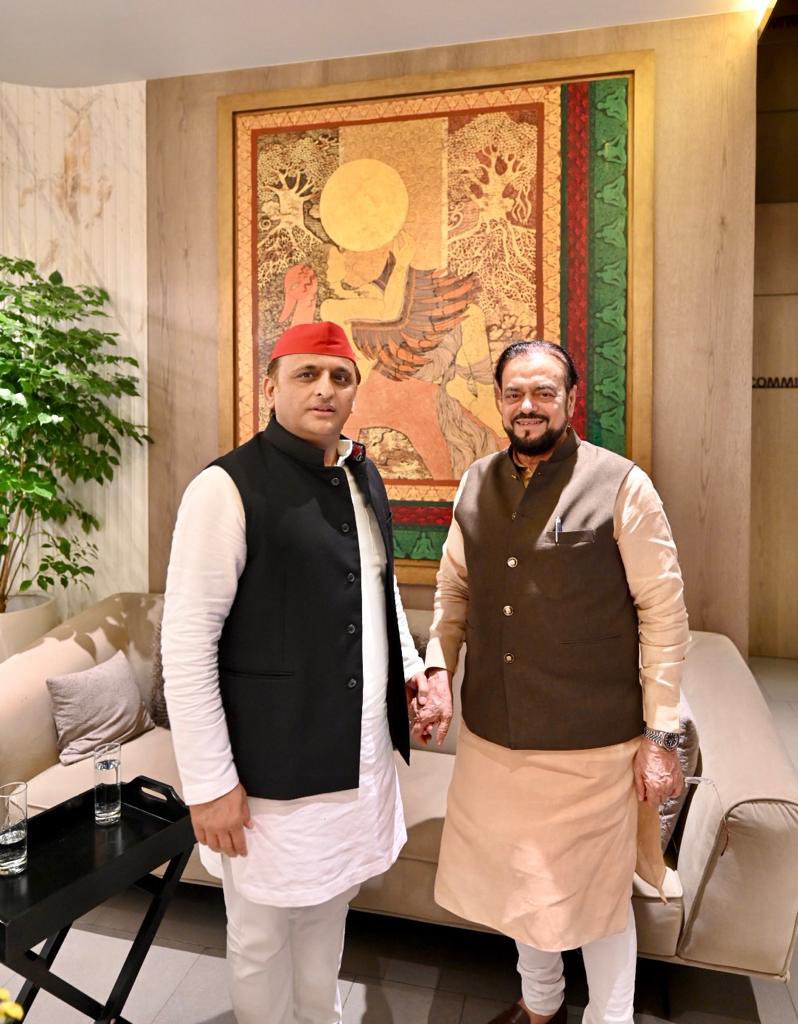 आज मुंबई में।